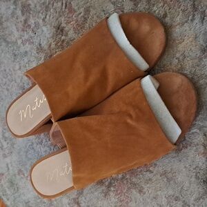 Matisse Women's 9 1/2 slide on sandal.  Tan.